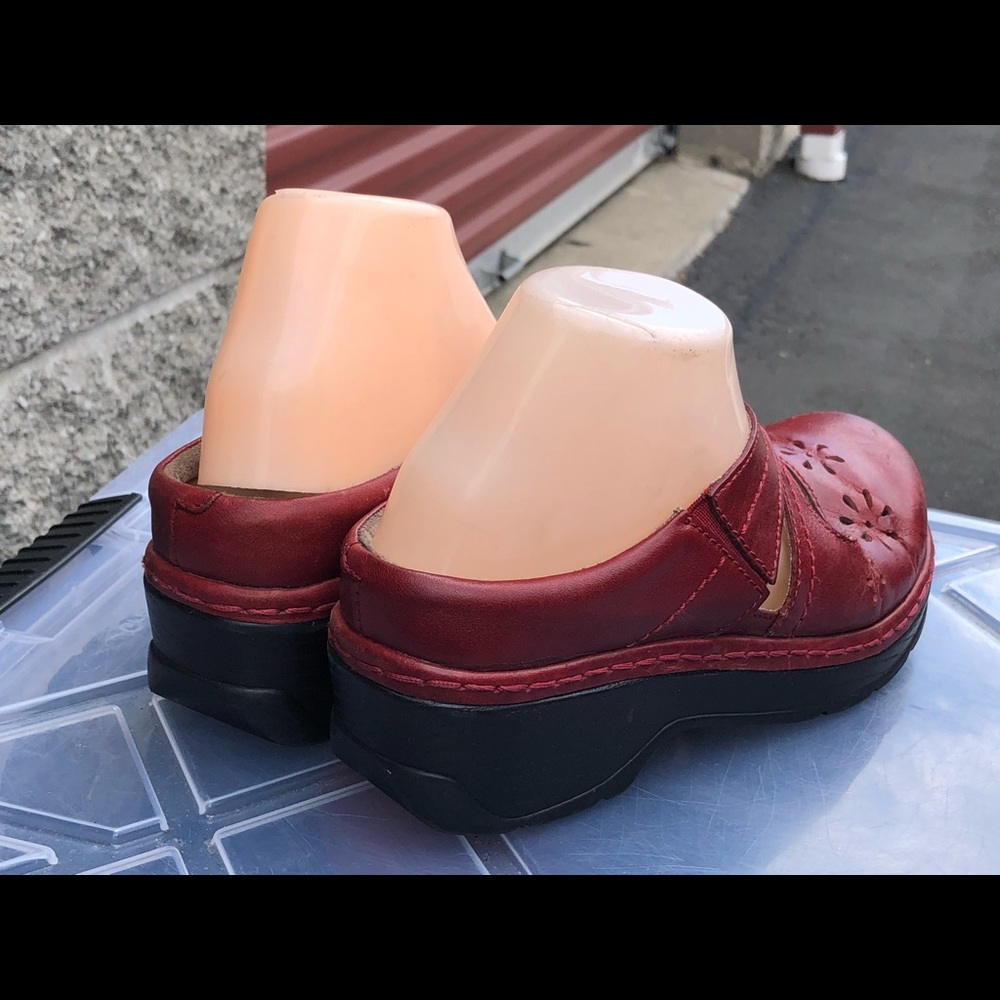 Klogs Slip Resistant Red Leather Clogs Sandals - Picture 9 of 13